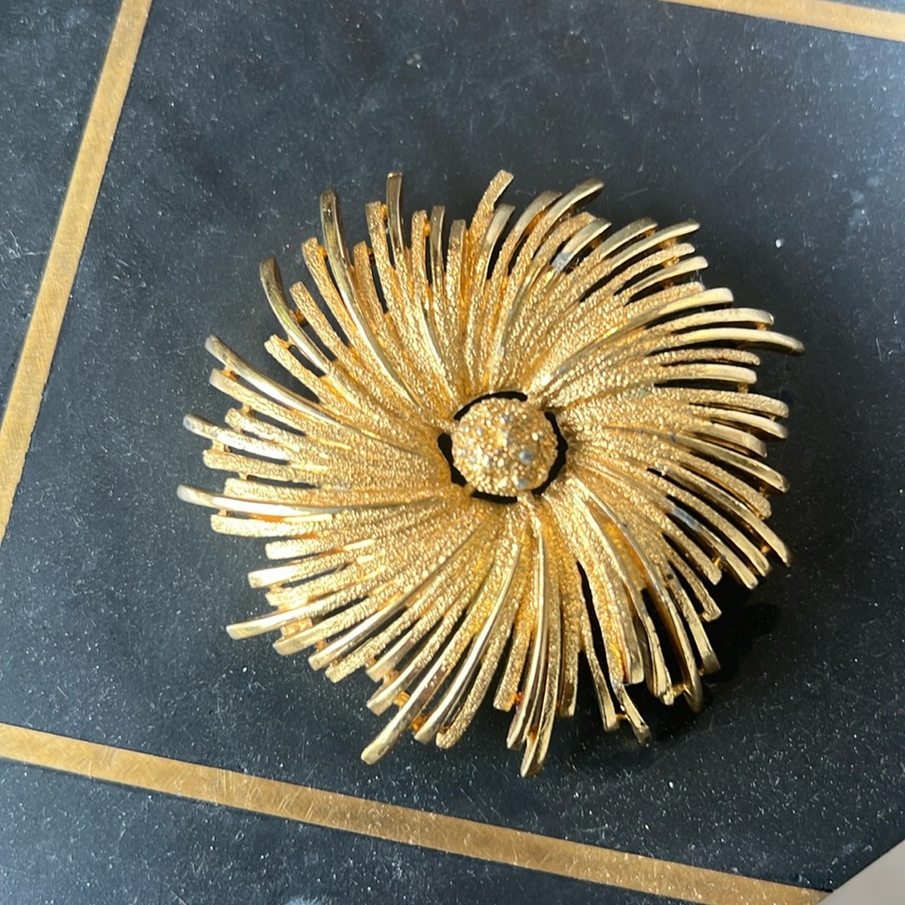 Vintage Monet Atomic Starburst Textured Gold Brooch